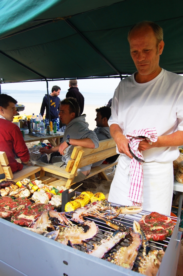  Barbecue de homard et steak sur la plage! 